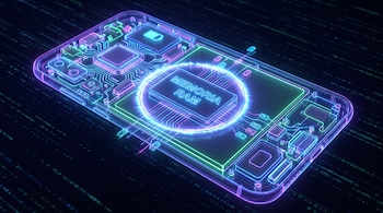 Ilustración de un teléfono transparente con circuitos integrados luminosos y un chip central etiquetado como MEMORIA RAM.