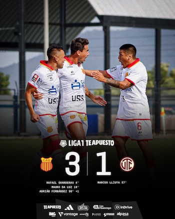Tres jugadores de fútbol con uniforme blanco y rojo celebran en un campo. Una infografía superpuesta muestra el resultado 3-1, logos de equipos y goleadores