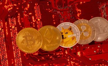 Representaciones físicas de varias criptomonedas.