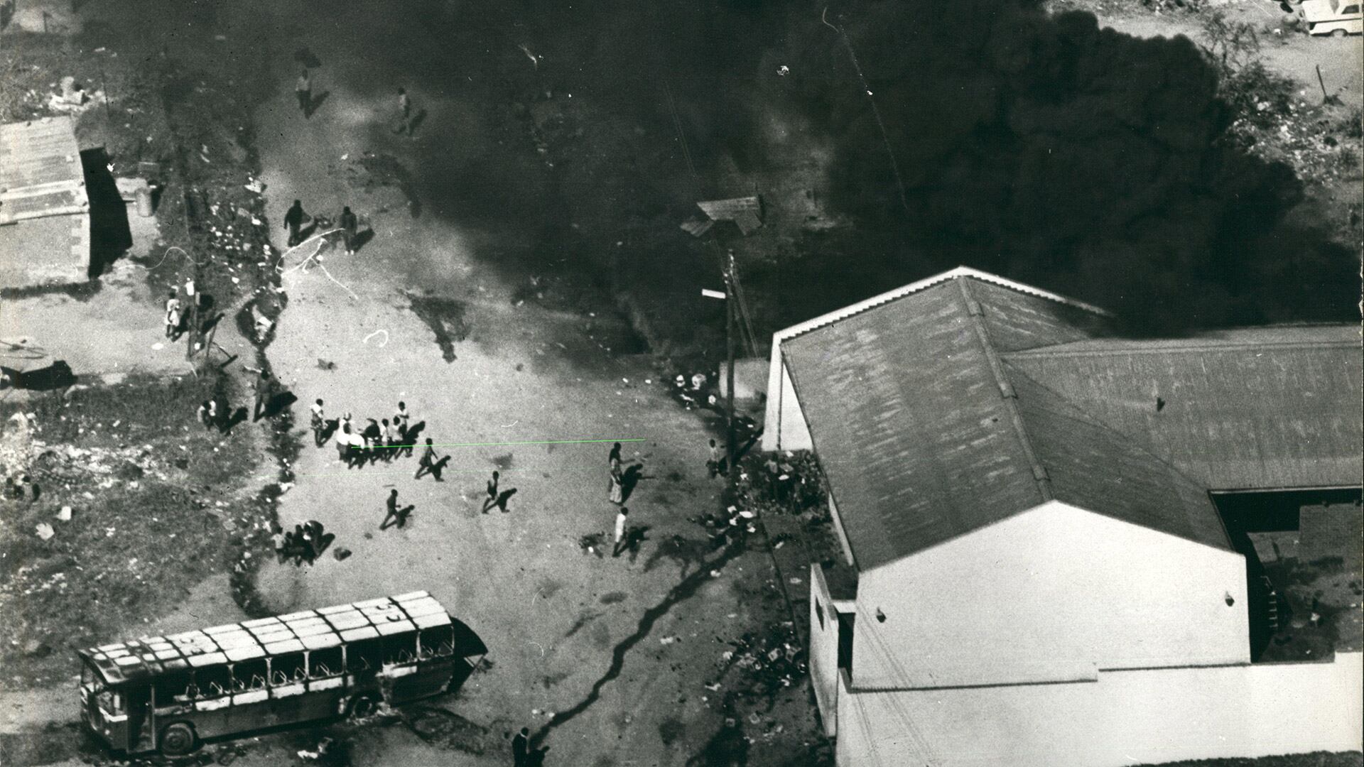 Los disturbios comenzaron durante una marcha de estudiantes negros contra el uso del afrikáans en las clases. La policía abrió fuego y se incendiaron coches y edificios. La foto muestra una cervecería incendiada en Soweto (Keystone Pictures USA/ZUMAPRESS)