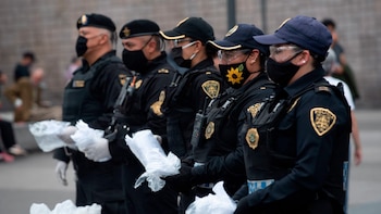 Cuatro elementos de la policía