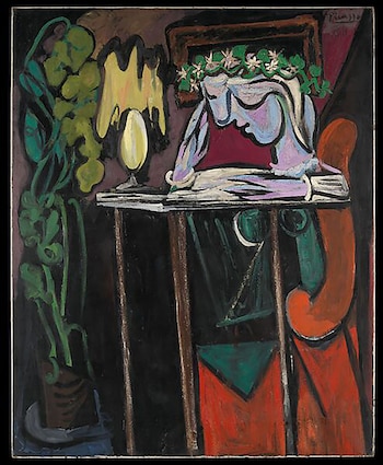 Pintura al óleo de una mujer sentada leyendo en una mesa, iluminada por una lámpara de pedestal. Una planta verde se ve a la izquierda