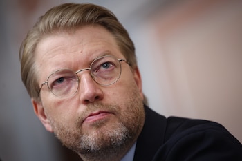 El líder del partido ruso Yabloko, Nikolái Ribakov, asiste a una audiencia sobre el recurso de la formación contra su exclusión de las elecciones legislativas de septiembre, en el Tribunal Supremo de Rusia en Moscú, el 17 de agosto de 2026. EFE/EPA/MAXIM SHIPENKOV