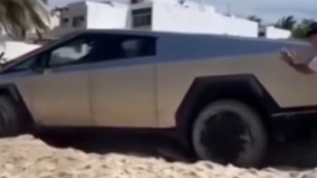 La camioneta Tesla quedó atorada