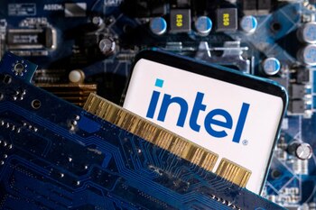 Intel enfrenta desafíos importantes en manufactura y competencia en un mercado de chips cambiante. (REUTERS/Dado Ruvic)