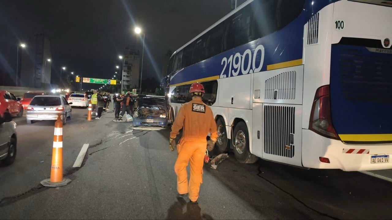 El choque se produjo en la autopista 25 de Mayo.