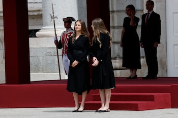 La princesa Leonor y la infanta Sofía conocen al papa León XIV en su visita a España (EFE)