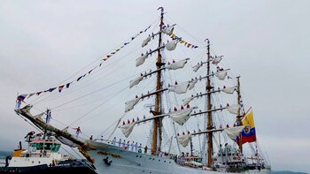 Imponente buque Gloria, de la