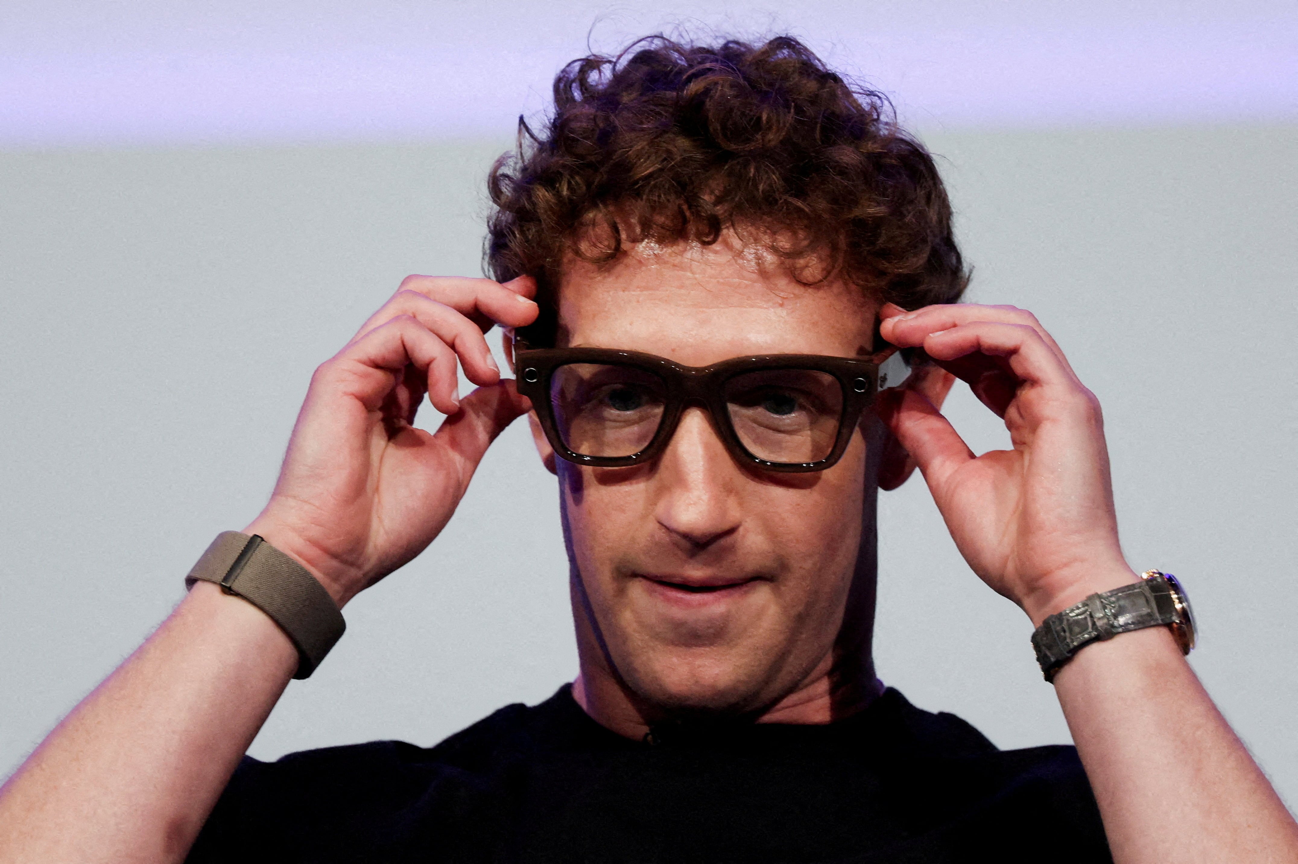 Zuckerberg proyecta que estos dispositivos integren llamadas, mensajes, organización diaria y trabajo virtual, con las manos libres. REUTERS/Carlos Barria/File Photo