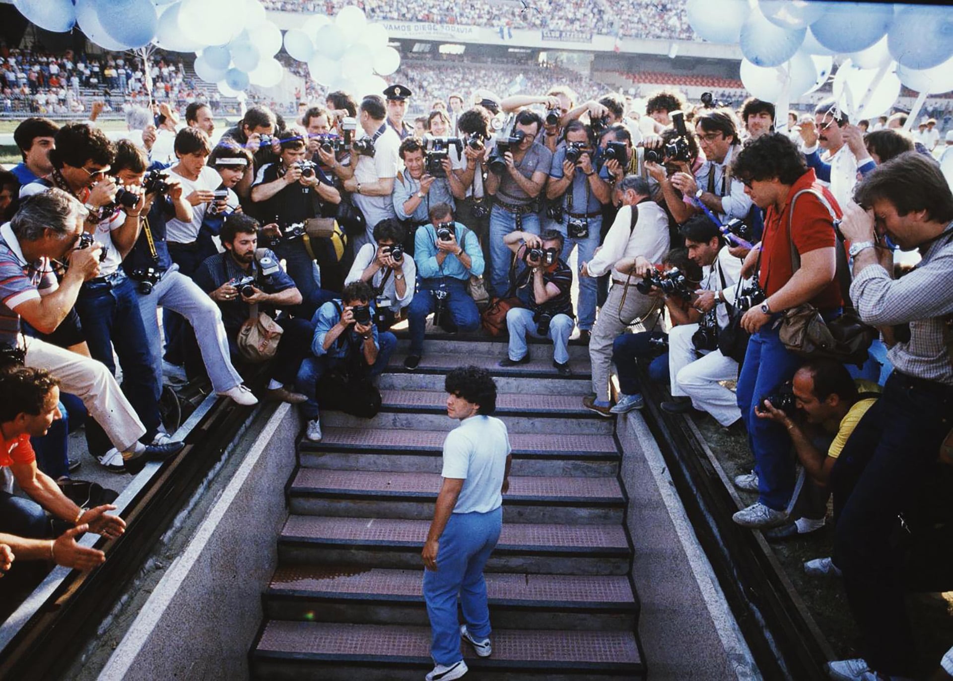 Una imagen histórica, el 5 de julio de 1984. La presentación oficial de Diego Armando Maradona en el estadio San Paolo, que hoy lleva su nombre
