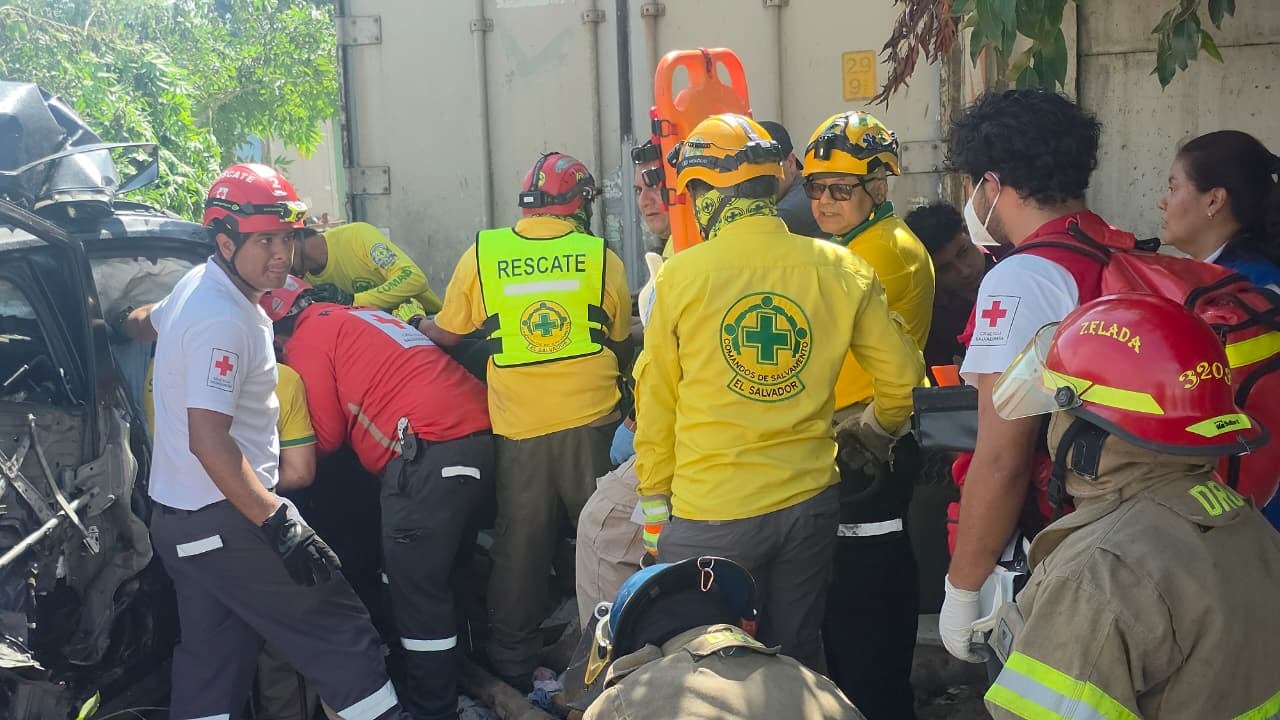Integrantes de Cruz Verde Salvadoreña y Protección Civil trabajan en las labores de rescate tras la colisión. (Cuerpos de Socorro El Salvador)