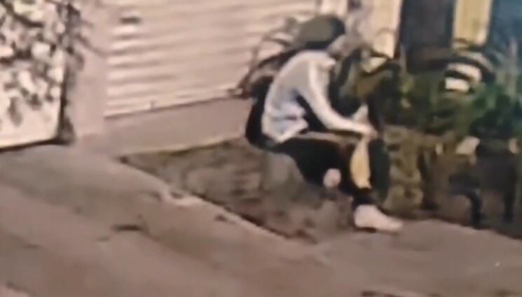 Un joven abandonó una bolsas con los restos del feto en calles de la alcaldía Tlalpan. (Impresión de pantalla video)