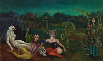Pintura surrealista que muestra cinco figuras humanas o humanoides, un caballo verde y estructuras antiguas bajo un cielo oscuro y follaje denso