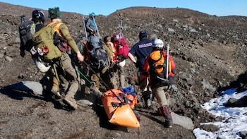 Una mujer intentó escalar a la cima de un volcán junto a sus amigos, se cayó desde más de 600 metros y murió