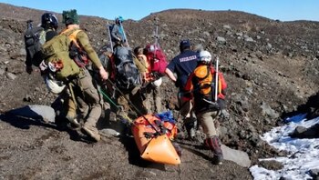 Murió una mujer tras caer 600 metros mientras ascendía un volcán en Chile, cerca de Neuquén