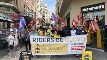 Los ‘riders’ de Glovo protestan en Valencia contra el ERE que afectará a 766 empleados