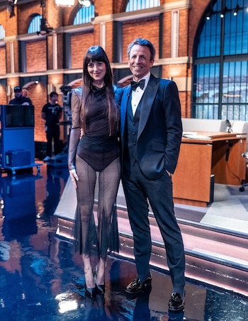 Dakota Johnson y el vestido con transparencias que usó tras filtrarse su separación con Chris Martin