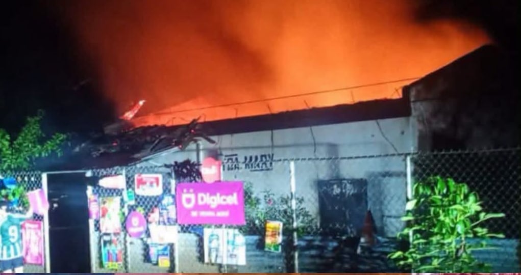 Un incendio en el cantón Olomega del departamento de La Unión destruyó una vivienda y causó la muerte de una habitante. (Foto cortesía redes sociales)