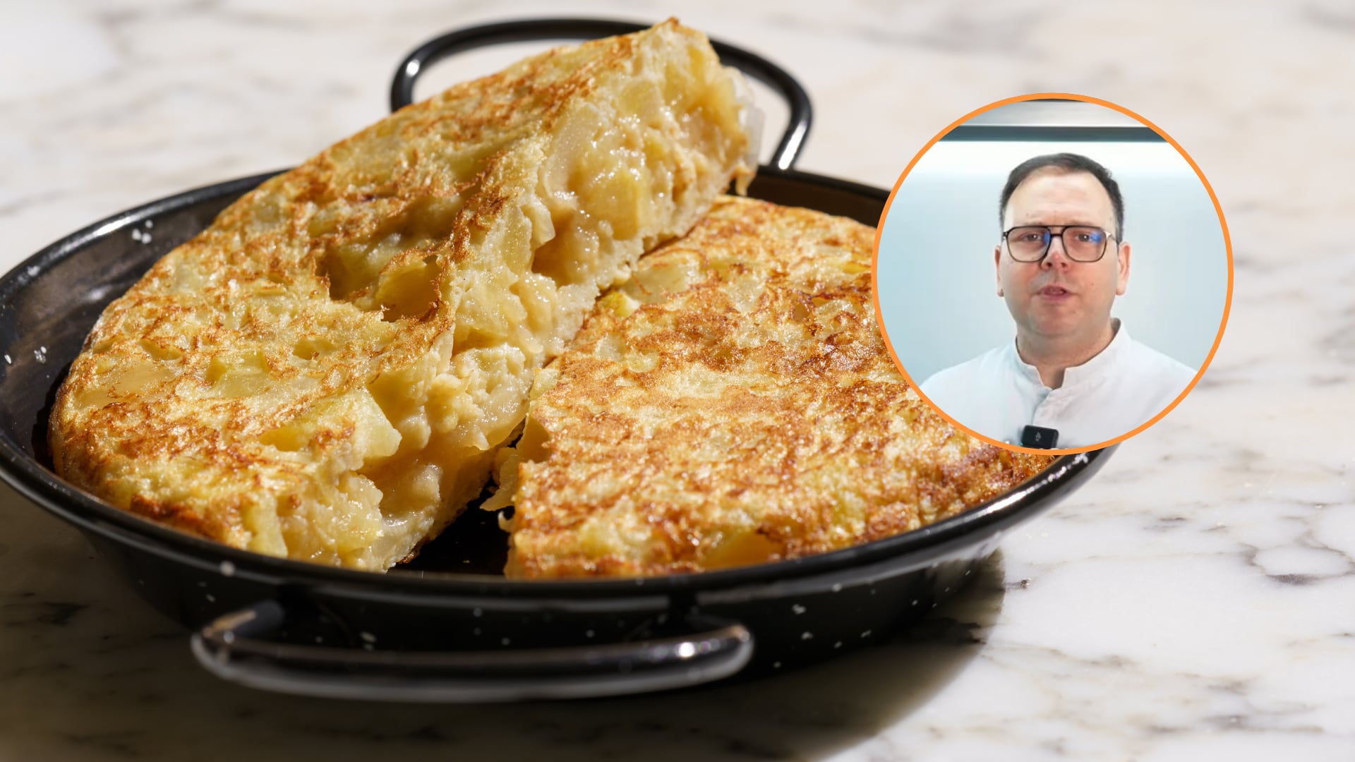 La tortilla de patata tradicional sólo necesita buen producto y saber cuándo es el momento correcto para voltear la tortilla.