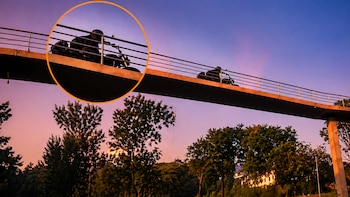 Indignación en Honduras por motociclista que usó puente peatonal para personas con capacidades especiales