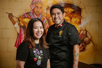 Su esposa es hongkonesa, conla