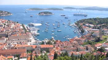 Un refugio en la isla croata de Hvar ofrece alojamiento gratuito a cambio de cuidar animales rescatados durante al menos tres semanas (Wikimedia Commons)