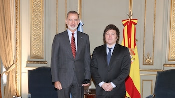 Milei quiso reunirse con el rey Felipe VI, pero Zarzuela le recordó que debía incluir una cita con Pedro Sánchez
