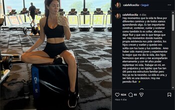Captura de pantalla: mujer en ropa deportiva posando para una selfie en un gimnasio con equipo y un texto de publicación de redes sociales