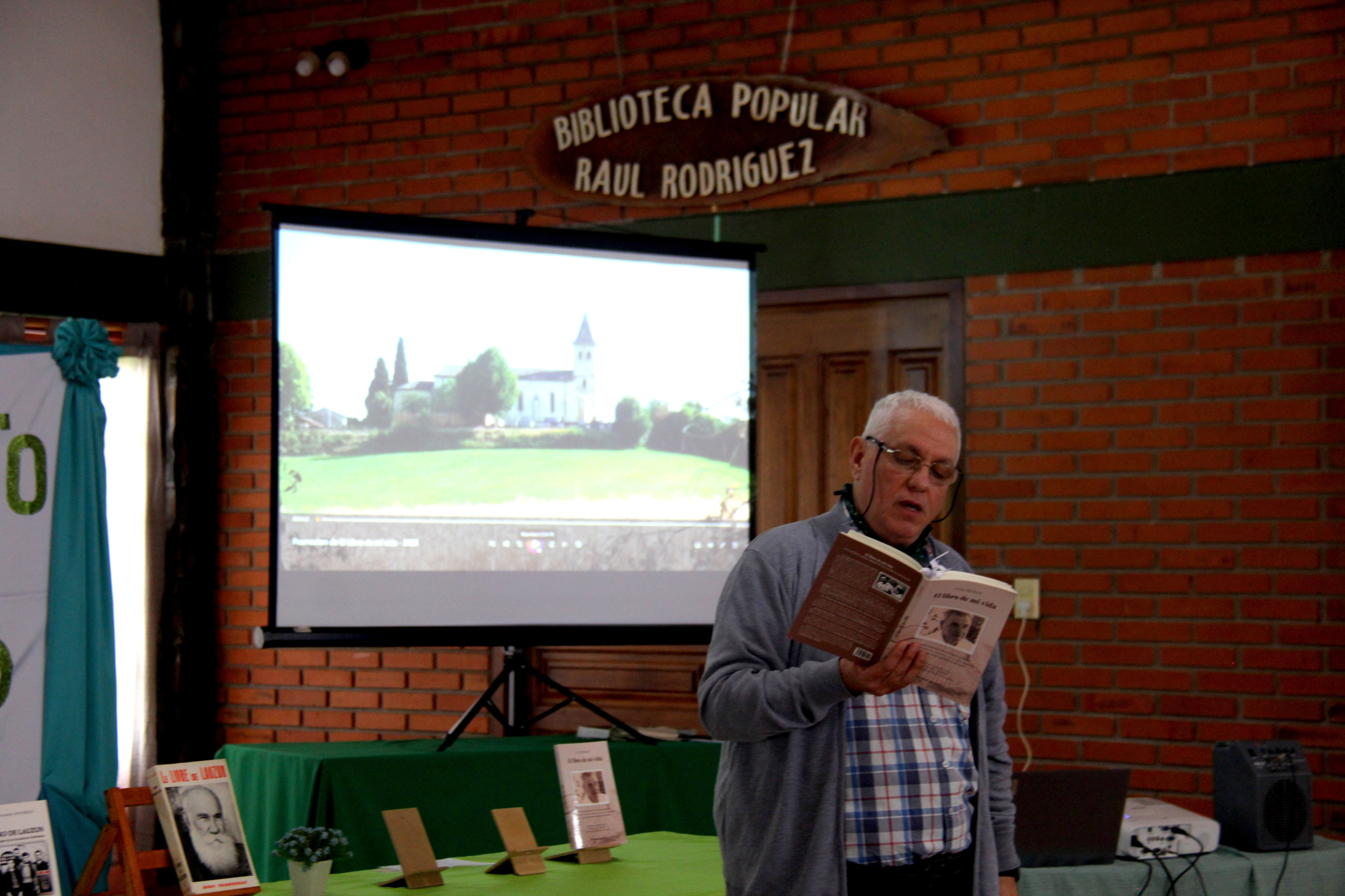 Lectura de párrafos del libro y proyección de imágenes y videos enviados de Francia
