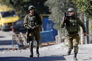 Un soldado israelí corre durante