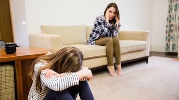 Cuatro comportamientos de los padres y madres que indican que tienen carencias emocionales, según un psicólogo