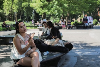 Una mujer sostiene un abanico