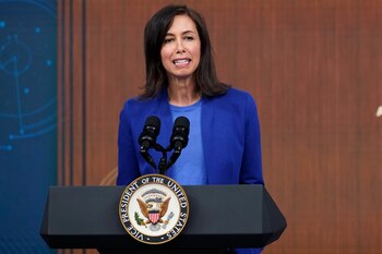 La presidenta de la Comisión Federal de Comunicaciones, Jessica Rosenworcel (AP/ARCHIVO)