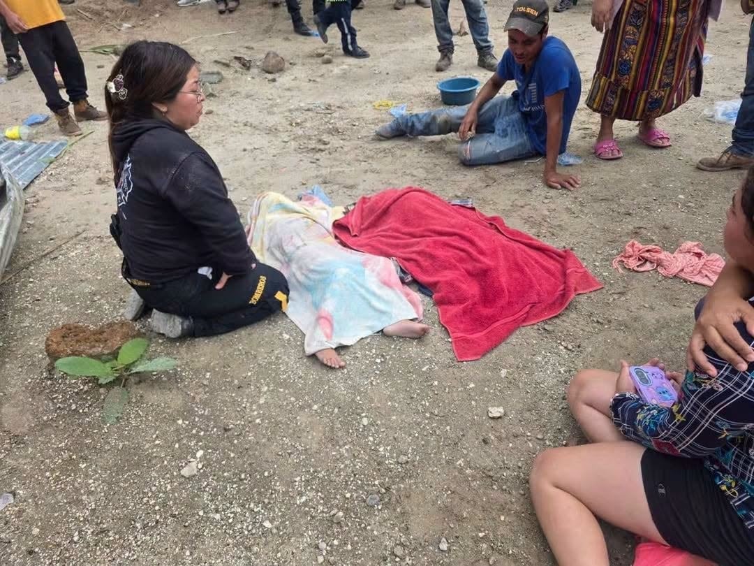 Un desprendimiento de tierra causó la muerte de dos niñas en el caserío Cocol del municipio de Joyabaj. (Bomberos Voluntarios de Guatemala)
