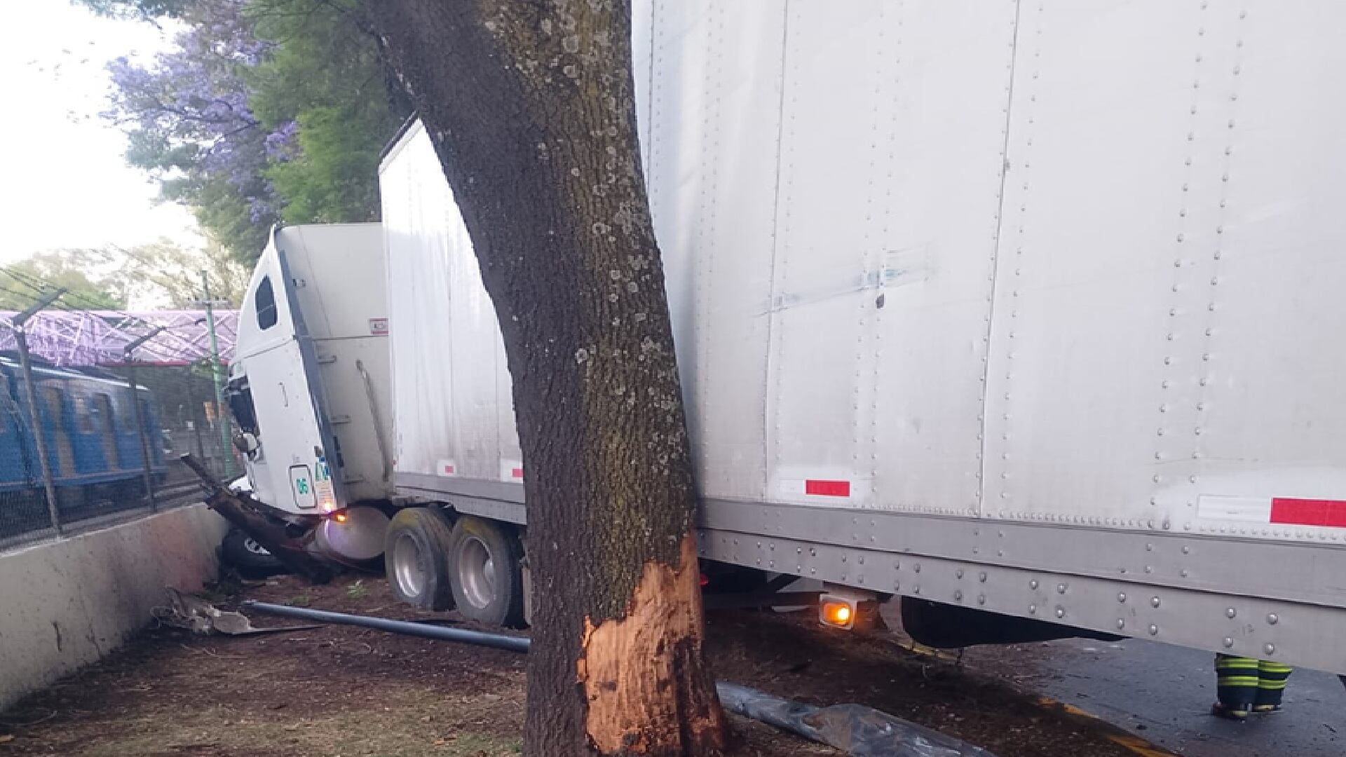 Choque tren ligero CDMX (@STECDMX/X)