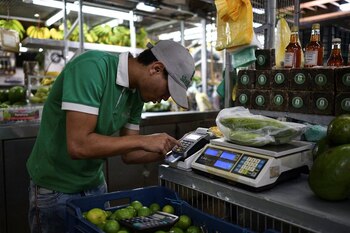 Un vendedor utiliza un dispositivo