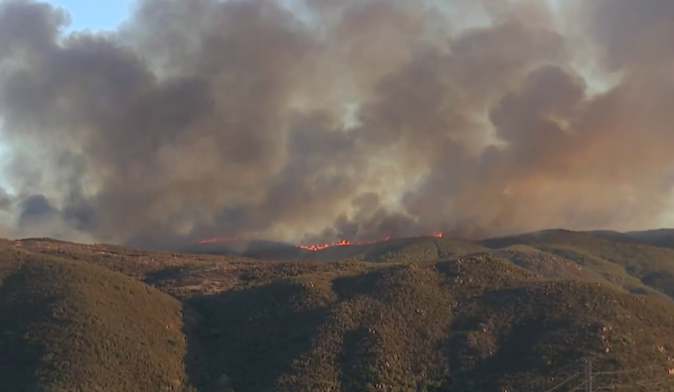 El incendio forestal Bouquet consumió más de 420 hectáreas en el Bosque Nacional de Los Ángeles y alcanzó un 40 por ciento de contención (NBC4)