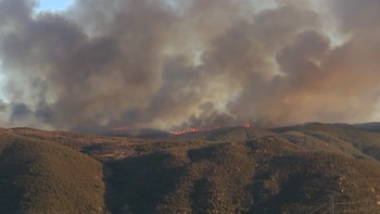 Un incendio forestal en Los Ángeles consumió más de 400 hectáreas y causó evacuaciones durante una ola de calor