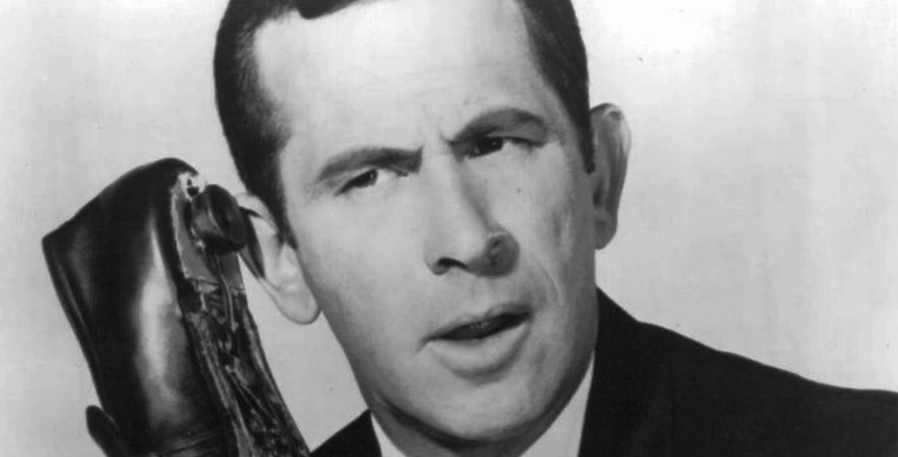 Don Adams y el zapatófono del Súper agente 86. Su carrera comenzó en 1954 y murió hace 21 años
