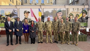 España anuncia una donación de "un número importante" de vehículos tácticos blindados a Ucrania