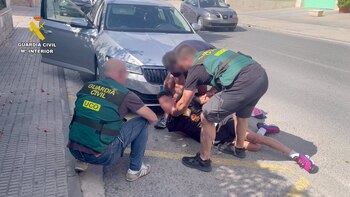 Agentes de la Guardia Civil detienen a un fugitivo en la provincia de Murcia. (Guardia Civil)