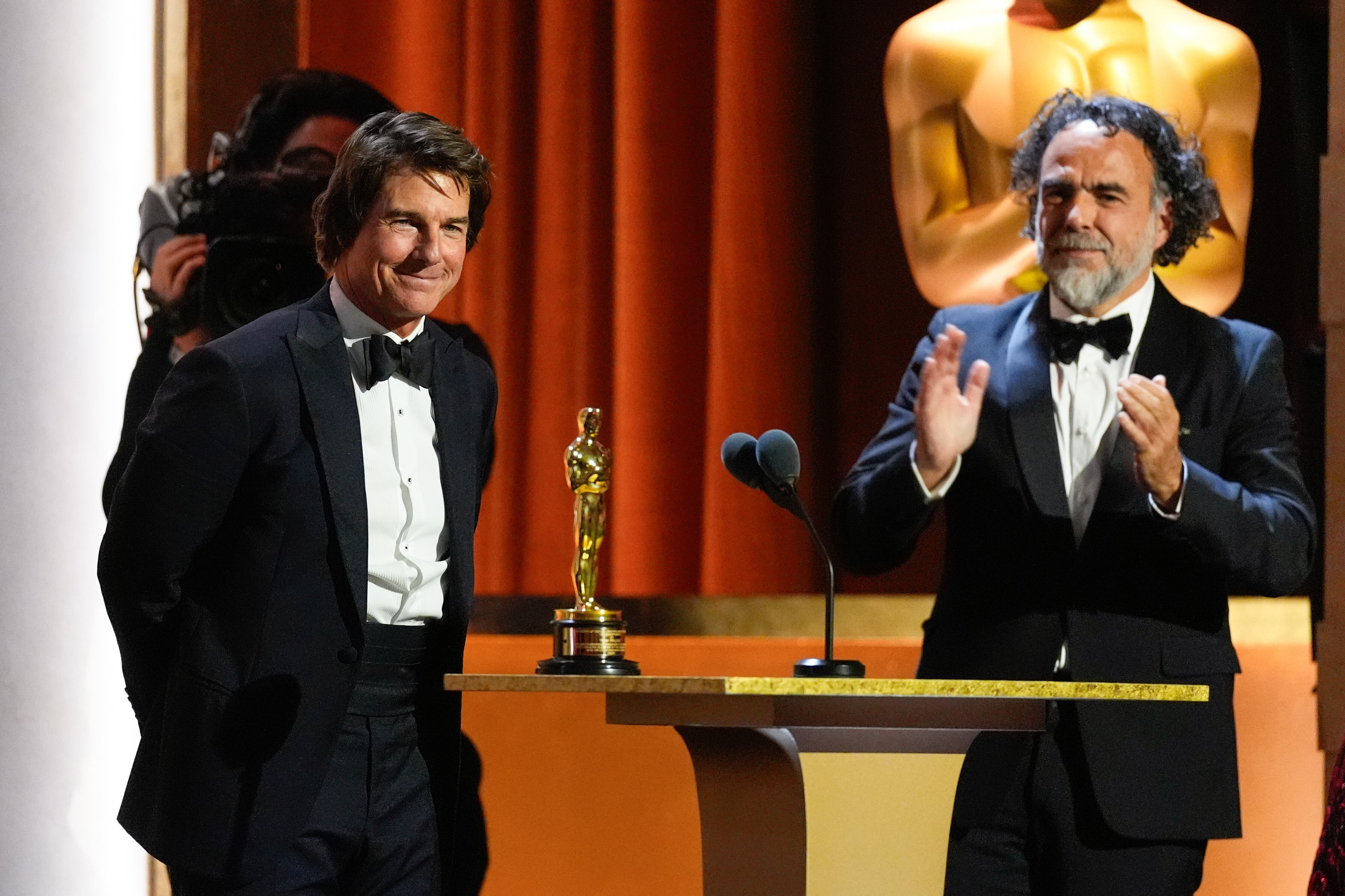 Tom Cruise, a la izquierda, recibe un premio Oscar honorífico mientras el mexicano Alejandro González Iñárritu le aplaude durante la 16.ª edición de los Premios de los Gobernadores (AP Foto/Chris Pizzello)