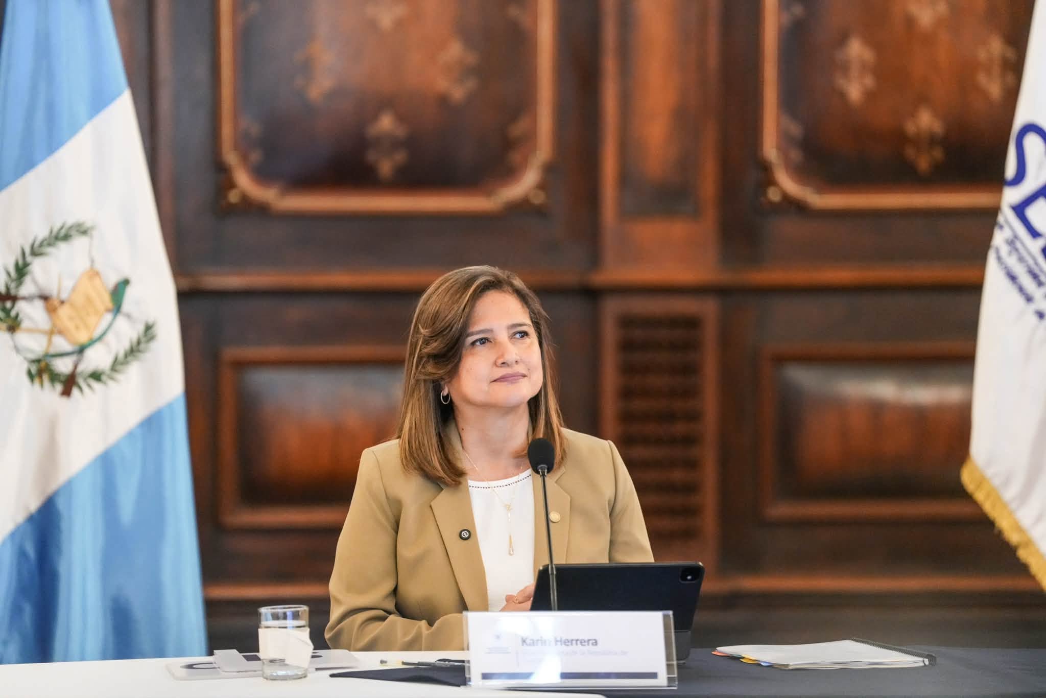 Representantes e invitados participan en una sesión de la Secretaría de Seguridad Alimentaria y Nutricional en un salón institucional de Guatemala. (Vicepresidencia de Guatemala)