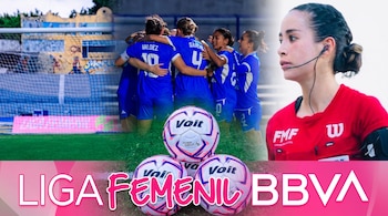 Jugadoras de fútbol femenino se abrazan en el campo, una árbitra en camiseta roja con earpiece y micrófono, tres balones de fútbol Voit y el logo Liga Femenil BBVA.