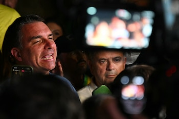 Flávio Bolsonaro habla desde su sede de campaña tras las elecciones en Brasil