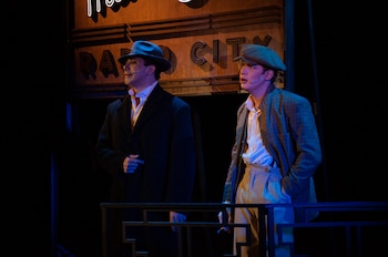 Oscar Lajad (izquierda) y Lucas Gerson en 'Cuando Frank conoció a Carlitos'.