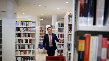 Madrid contrata a una empresa estatal para que mantenga las 13 bibliotecas publicas ante las quejas de los usuarios: 35 grados, 88 reclamaciones y 45 incidencias por calor