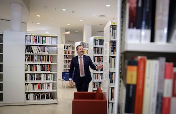 El Consejero de Cultura, Turismo y Deporte, Mariano de Paco, visitando la biblioteca Pedro Salinas