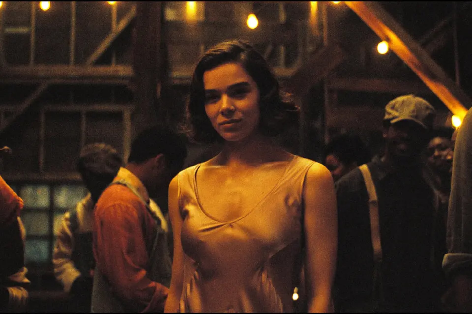 Hailee Steinfeld como María