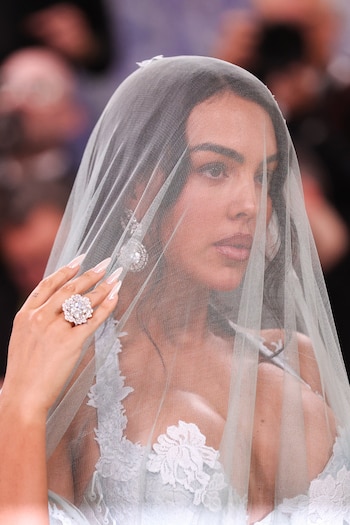 La modelo y personalidad de las redes sociales argentino-española Georgina Rodríguez posa en la alfombra roja de la Gala Met 2026, en Nueva York, EE. UU. (Nueva York) (EFE/EPA/SARAH YENESEL).